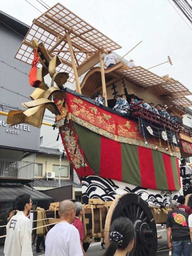 祇園祭　後祭（あとまつり）の山鉾建てが始まりました