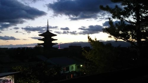 夕暮れの八坂の塔