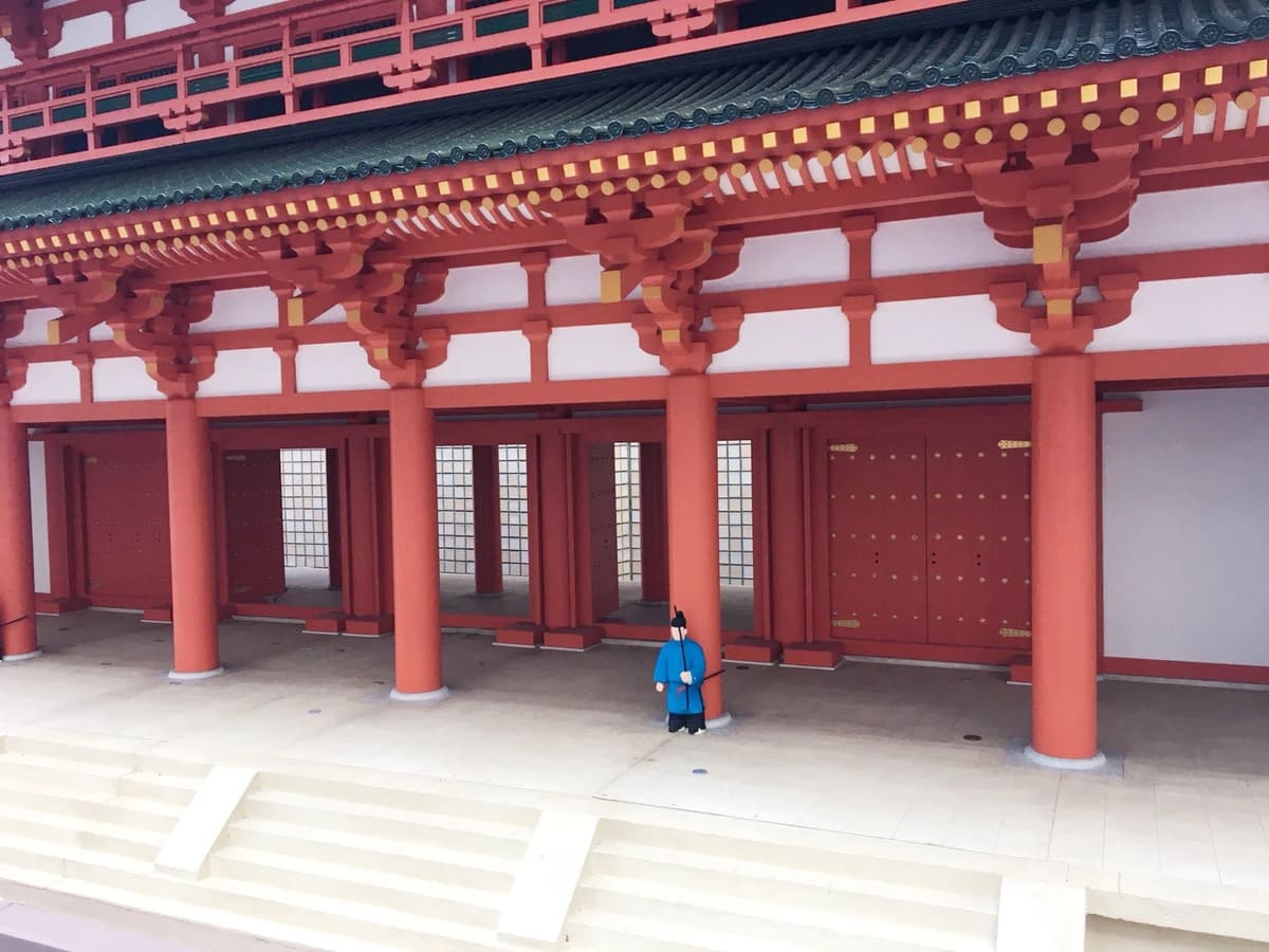 京都駅で羅城門（らじょうもん）を見る