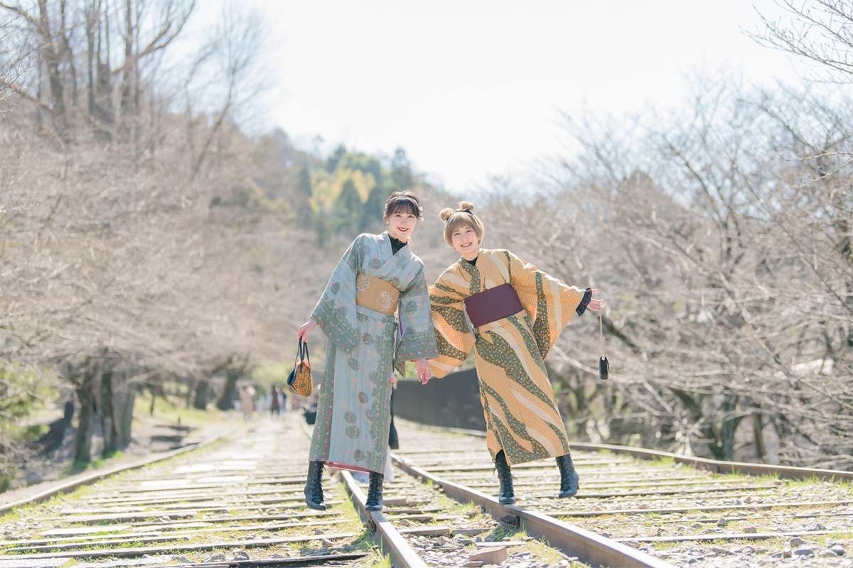 着物で線路の上を歩く撮影　南禅寺・蹴上インクライン