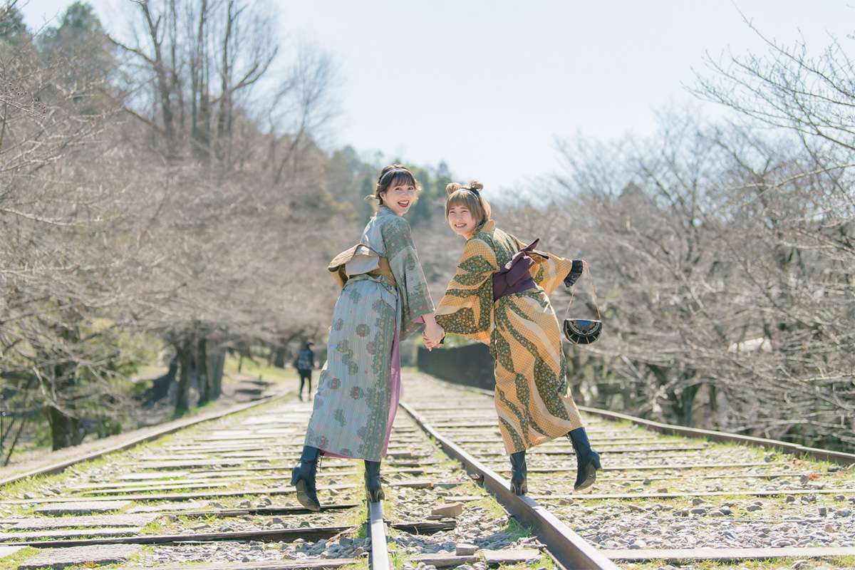 着物で線路の上を歩く撮影　南禅寺・蹴上インクライン