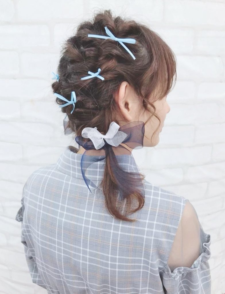 リボンを使ったヘアメ