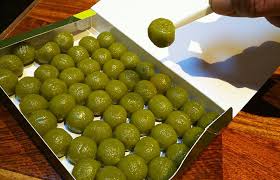 宇治シリーズ其の弐】抹茶の風味がはんなりと柔らか!能登椽 稲房安兼の茶だんご - ippin(イッピン)